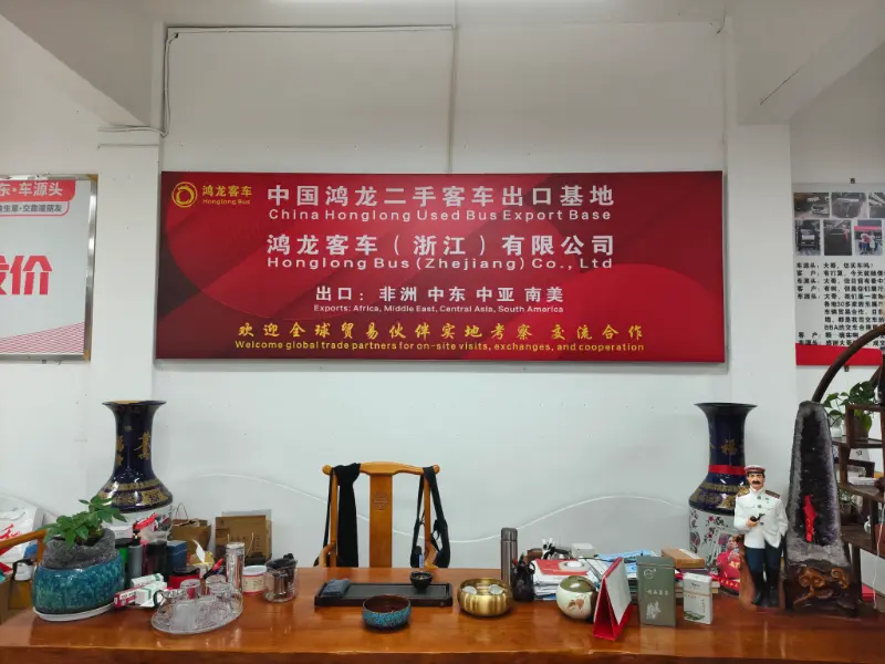 I-China Honglong Used Passenger Buses ithola isitifiketi esigunyaziwe somkhakha futhi iklonyeliswa ngesihloko esithi 