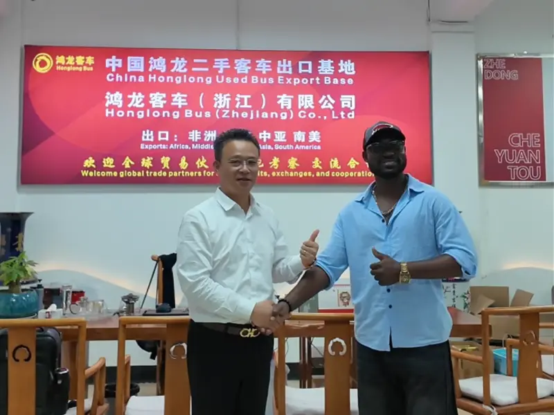 I-China Honglong Used Buses yemukela amaqembu amaningi amakhasimende asuka e-Asia Ephakathi nase-Afrika ukuze ahlolwe endaweni.