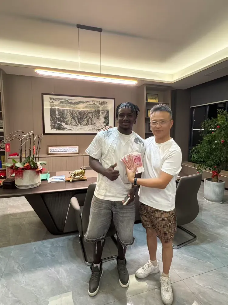 Amabhasi Ase-China Honglong Asebenzisa I-100+ Ethengiswa Engxenyeni Yokuqala Ka-2026, Anweba Ukunikezwa Kwempahla Yomhlaba Wonke